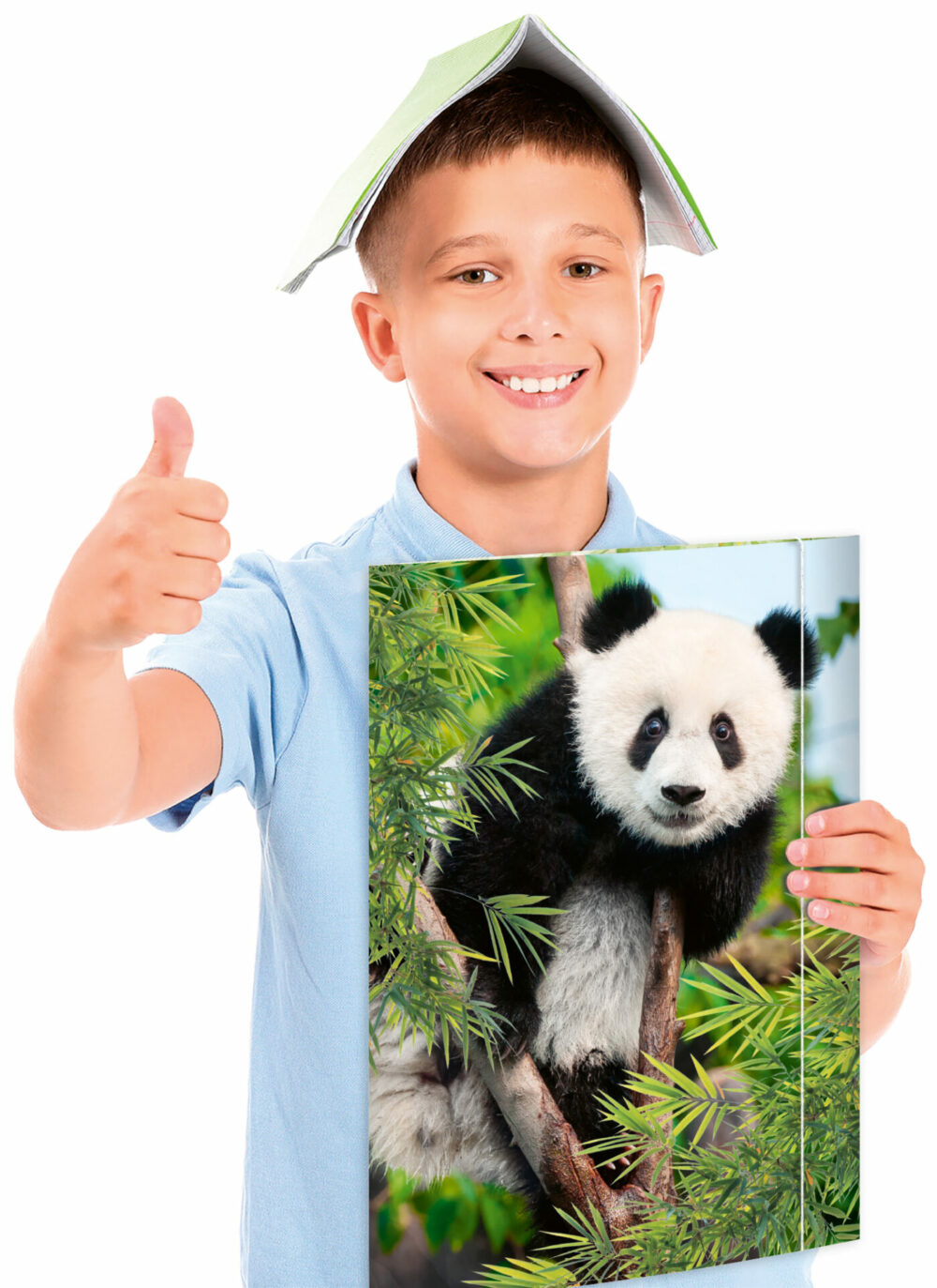 Junge hält Zeichenmappe mit Motiv Panda