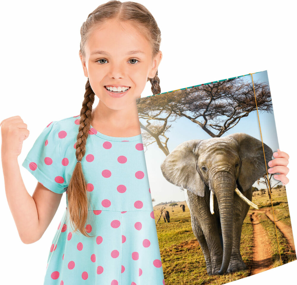 Mädchen hält Zeichenmappe mit Motiv Elefant