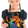 Mädchen hält Zeichenmappe mit Motiv Neon