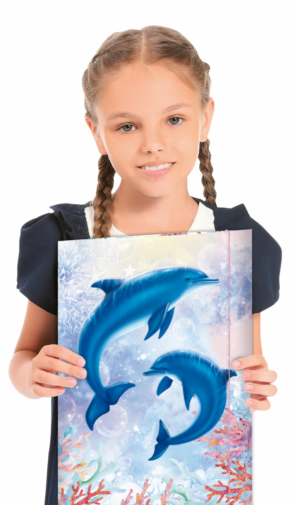 Mädchen hält Zeichenmappe mit Motiv Delfine
