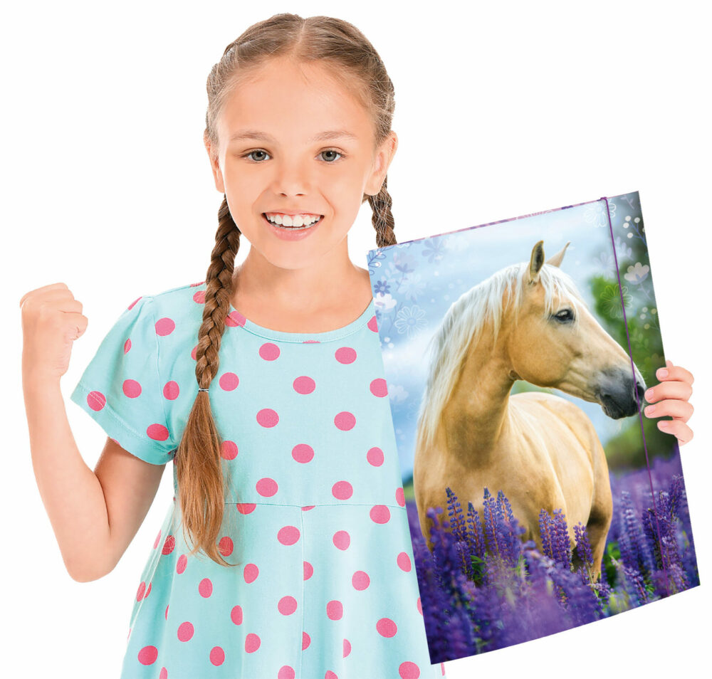 Mädchen hält Zeichenmappe mit Motiv Pferde DIN A3