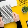 Notizbuch "black & white Flowers" wird in der Hand gehalten