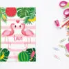 Notizbuch "Flamingo grün" auf dem Tisch mit Stiften