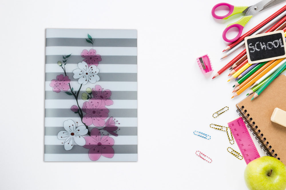 Heft "Kirschblüten" im PP Umschlag auf dem Tisch mit Stiften