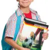 Ein Junge hält das Zeugnisringbuch "Fußballfieber"