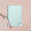 Notizbuch "Mint" neben einem Füller