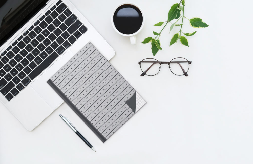 Notizbuch "Grey" auf dem Schreibtisch mit einem Laptop