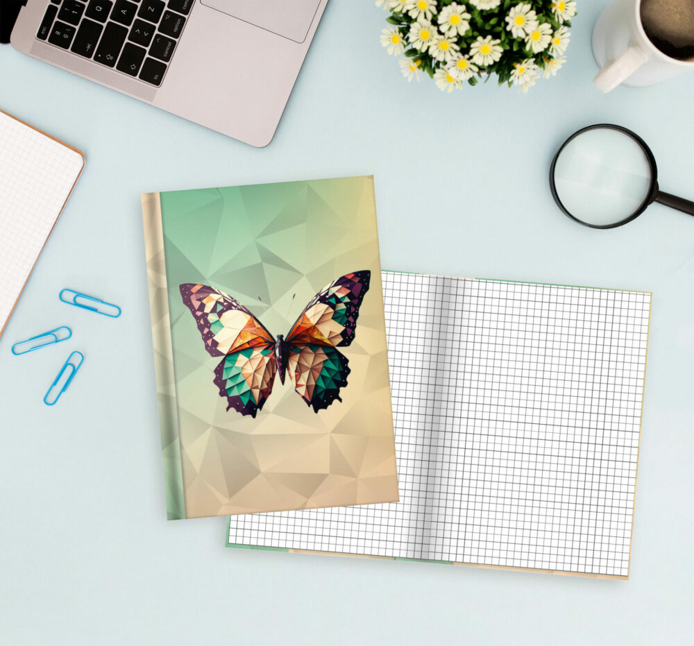 Notizbuch Motiv Schmetterling auf einem Schreibtisch
