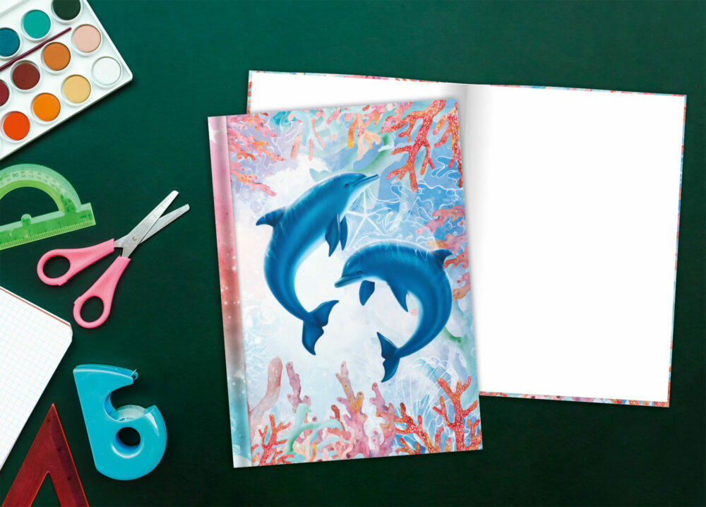 Notizbuch Motiv Delfine DIN A4 auf dem Schreibtsch