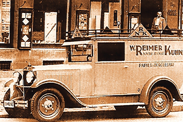 Abbildung eines alten Automobils in den früheren RNK-Zeiten im Vintage Stil