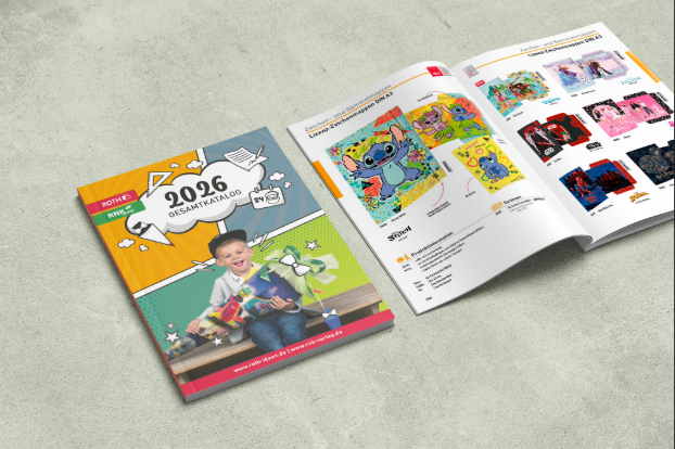 Gesamtkatalog aufgeklappt mit Produkten für das Jahr 2026