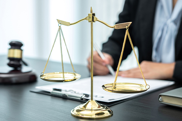 Mahnbescheid_605x404 Rechtsanwältin prüft Dokumente