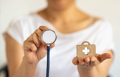 Notfall-Kit in der Hand