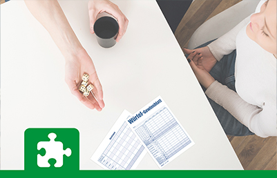 Würfelblock Spiel wird am Tisch mit Freunden gespielt