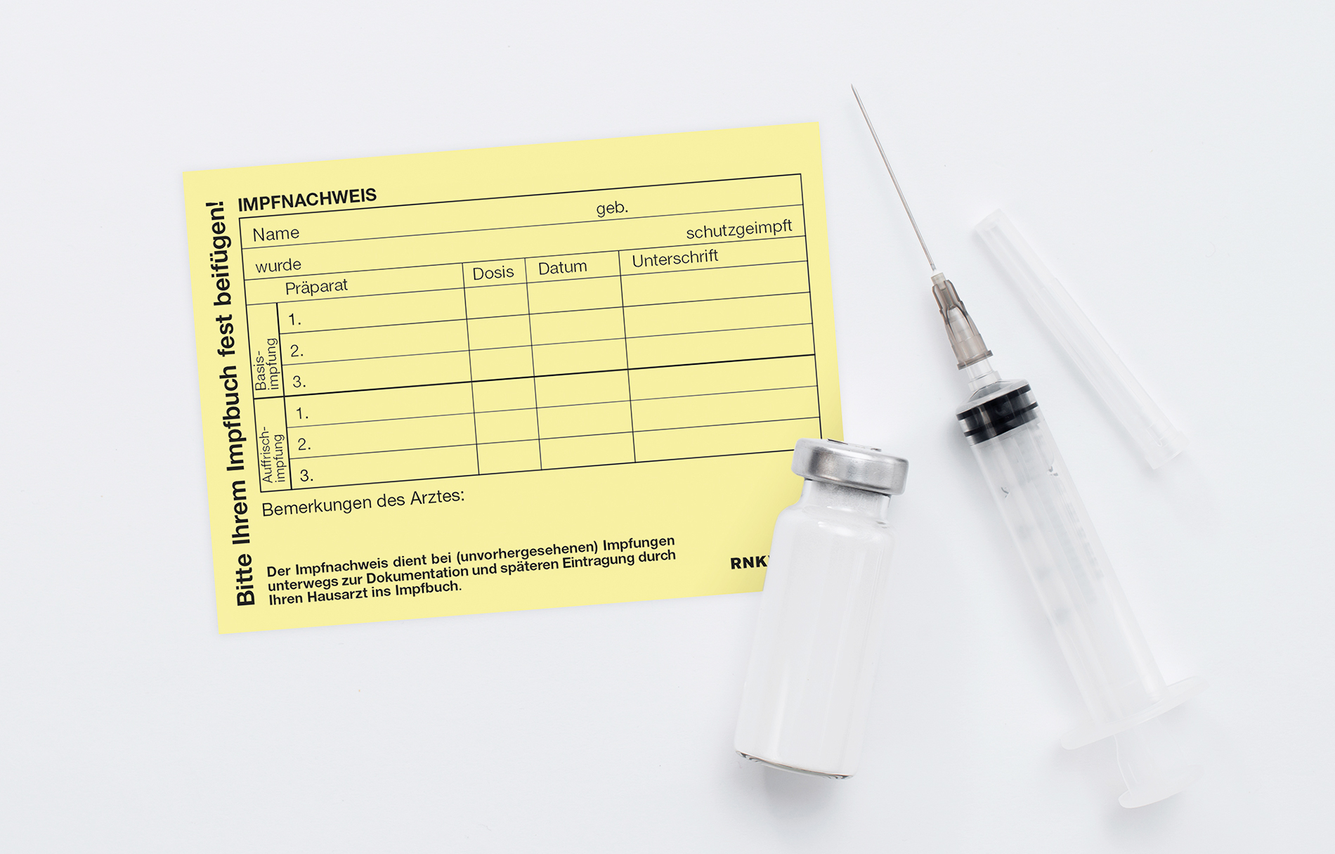 Impfnachweis zur Nachverfolgung liegt neben einer Spritze