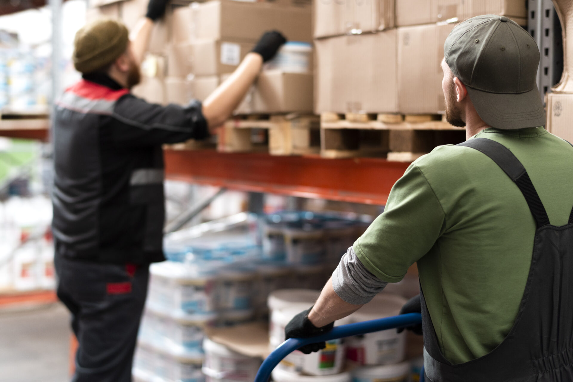 Verpackungen, Kartons und Folie im Lager